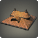 숲속의 아담한 목조 주택 지붕